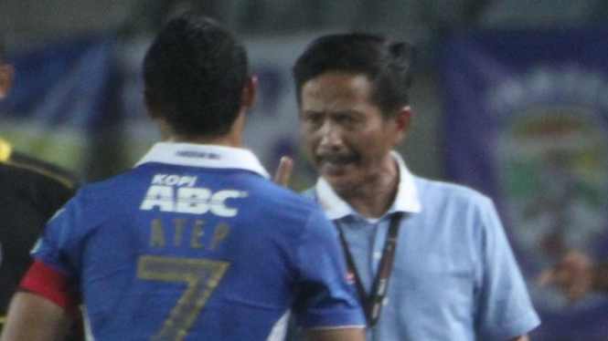 Pelatih Persib Bandung, Djadjang Nurdjaman, bicara dengan Atep