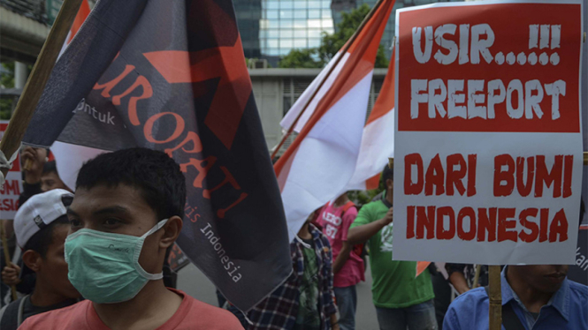 Unjuk rasa mahasiswa di depan kantor Freeport yang menuntut agar perusahaan asal Amerika Serikat itu angkat kaki dari Indonesia.