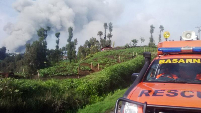 Erupsi Gunung Bromo di Jawa Timur.