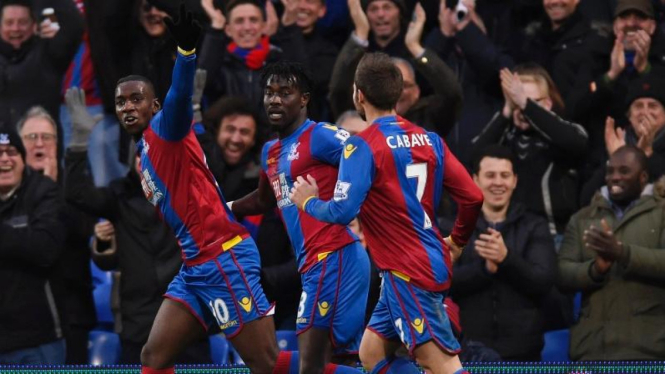 Para pemain Crystal Palace merayakan gol Yannick Bolasie (kiri)