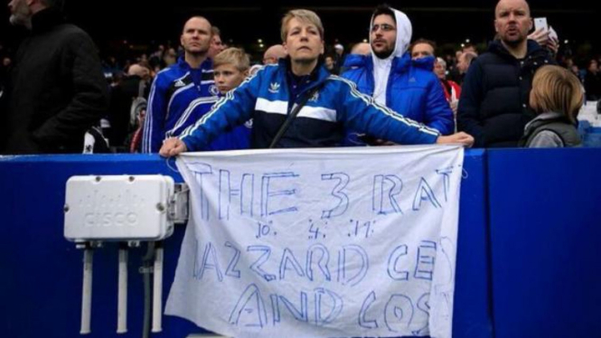 Fans Chelsea membentak spanduk yang menyerang para pemain Chelsea.