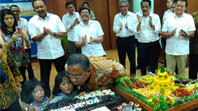 Menteeri Koordinator Bidang Perekonomin Darmin Nasution mendapat kejutan ulang tahun di kantornya.