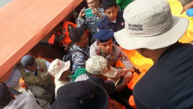 evakuasi korban KM Marina