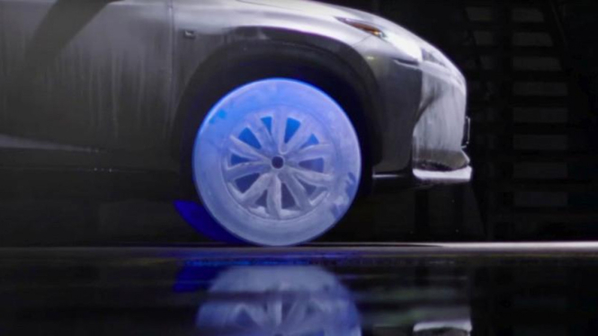 Mobil Lexus dengan ban es