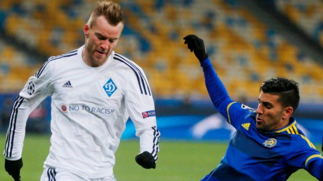 Penyerang Dynamo Kyiv, Andriy Yarmolenko (kiri)
