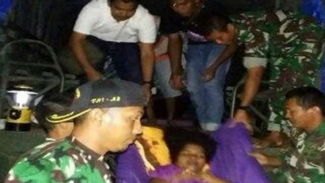 Anggota TNI AD menolong seorang ibu lahiran di truk TNI