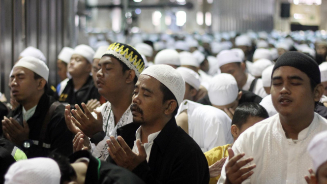 Ribuan Umat Muslim berdoa di Masjid Istiqlal