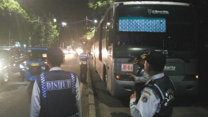 Bus Transjakarta Berhenti Mendadak Depan Gereja Katedral