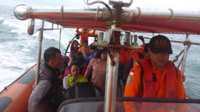 Evakuasi penumpang kapal