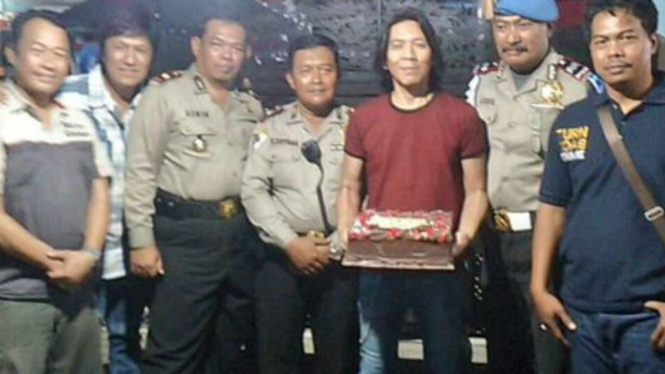 Jajaran Polsek Pancaron sampaikan ultah ke-49 pada Bimbim Slank