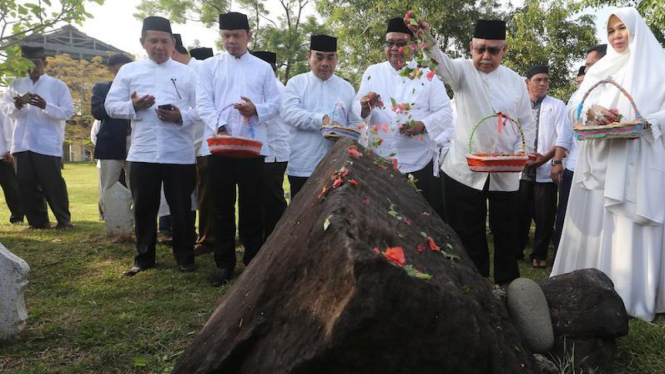 Ziarah pemakaman massal korban tsunami di Aceh 