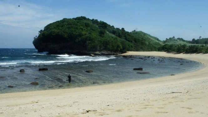 Surga Tersembunyi Di Pantai Keben Viva