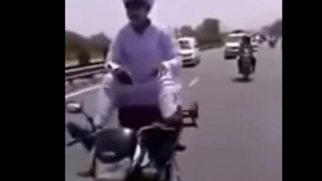 Aksi nekat biker di India.