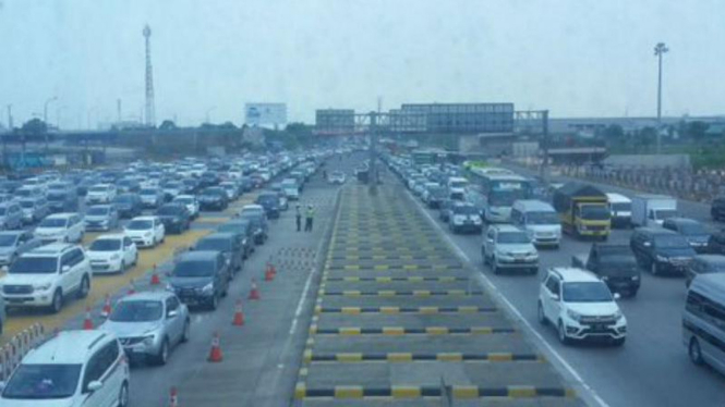 Antrean kendaraan di gerbang tol Cikarang Utama.