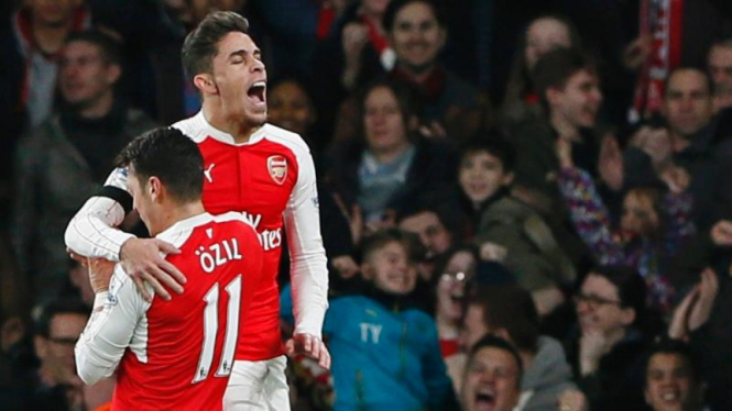 Pemain Arsenal Mesut Oezil dan Gabriel Paulista merayakan gol