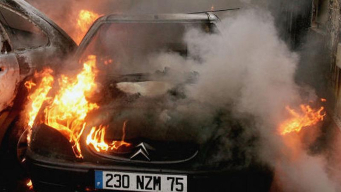Mobil yang sengaja dibakar oleh warga Prancis.