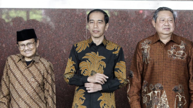 Presiden Joko Widodo didampingi Presiden ke-6 Susilo Bambang Yudhoyono dan Presiden ke-3 BJ Habibie 