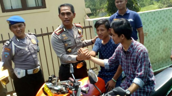 Pemilik mengambil motor hasil rampasan begal.