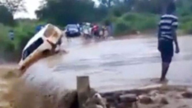 Mobil terseret banjir di Afrika.