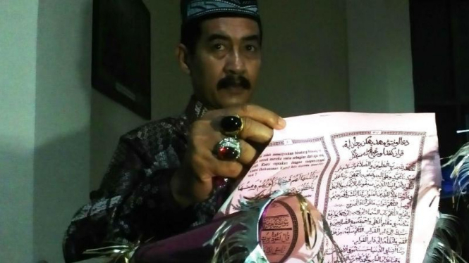 Pengurus Majelis Permusyarawatan Ulama Lhokseumawe, Aceh, menunjukkan contoh terompet berbahan baku kertas mushaf Alquran hasil temuan polisi pada Kamis dini hari, 31 Desember 2015.
