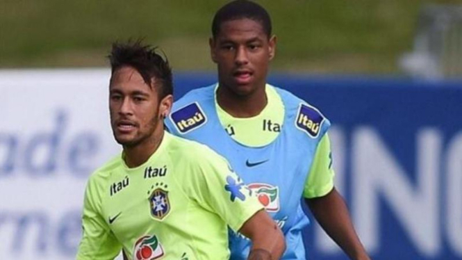 Robert Goncalves (belakang) bersama Neymar di Timnas Brasil