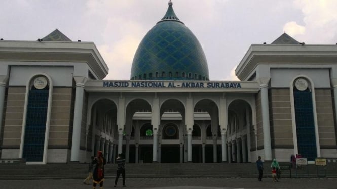 Masjid Al Akbar di Surabaya Menjelang Tahun Baru