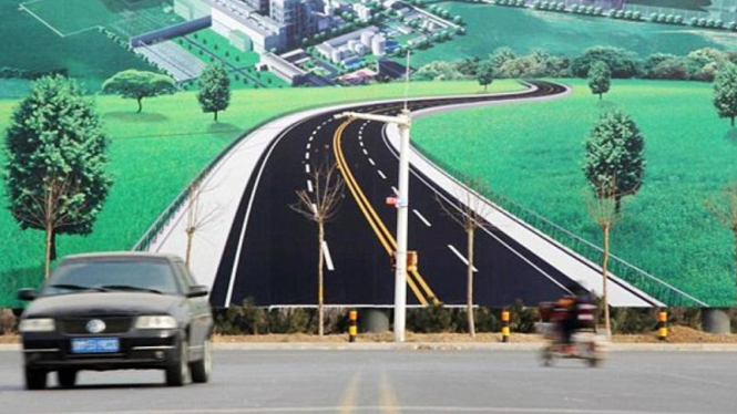 Papan billboard yang bikin heboh pengguna jalan di China.
