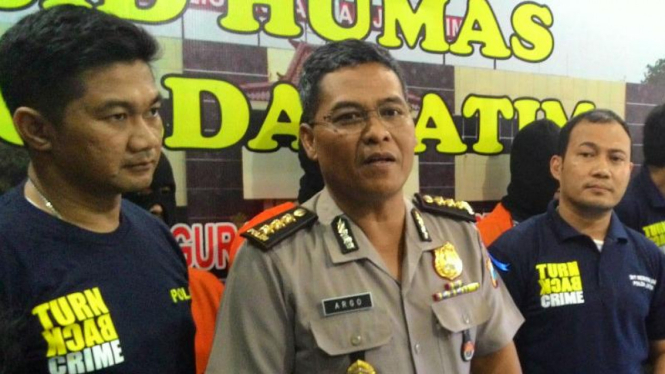 Kepala Bidang Humas Polda Jatim, Komisaris Besar Polisi RP Argo Yuwono (tengah), di Markas Polda Jatim, Surabaya, Kamis, 31 Desember 2015.