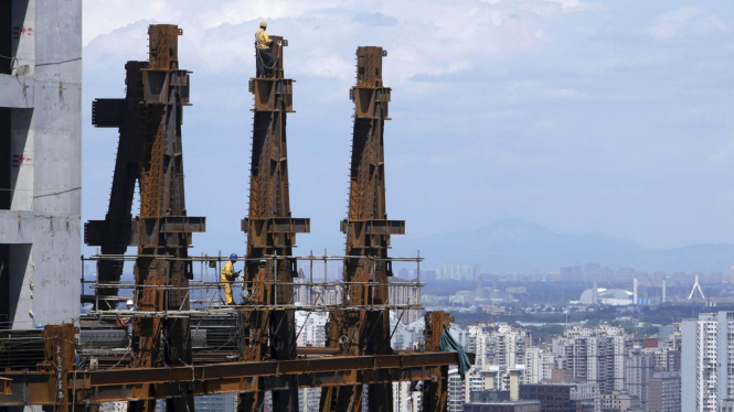 Sejumlah buruh China menyelesaikan pekerjaan di sebuah proyek konstruksi
