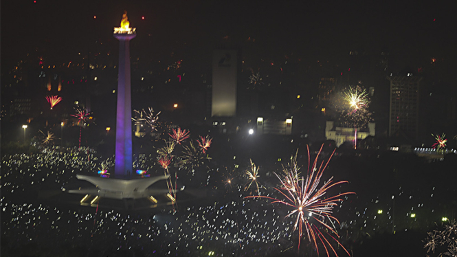 Meriahnya Ibu Kota Jakarta, dengan kembang api yang dilepaskan warga memeriahkan malam pergantian tahun 2016 di Monas