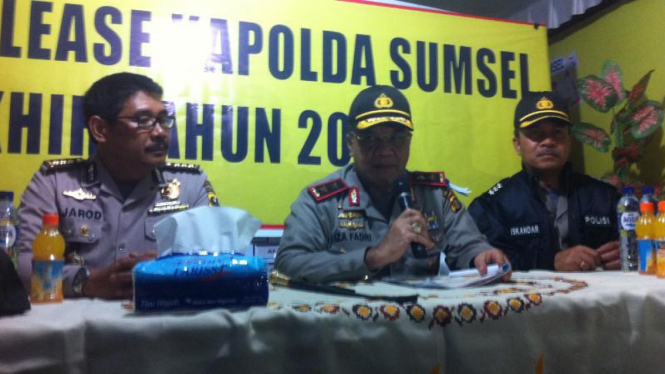 Kapolda Sumatera Selatan, Irjen Pol Iza Fadri (tengah)