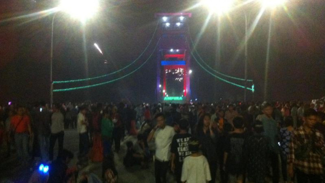 Perayaan tahun baru di Jembatan Ampera Palembang.