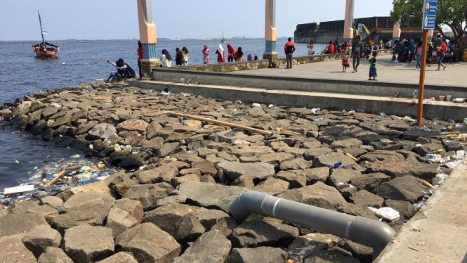 Sampah yang berserakan di sekitar pantai Ancol.