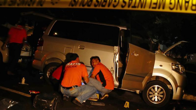 Polisi memeriksa ledakan di Bandung