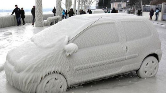 Mobil tertutup salju