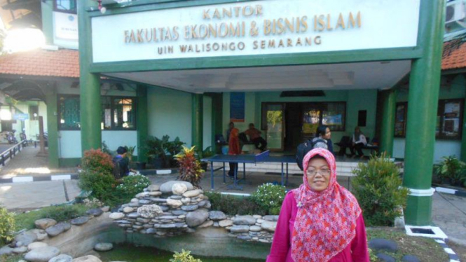 Guru Besar UIN Walisongo, Semarang.