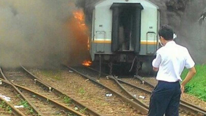 Gerbong kereta api terbakar