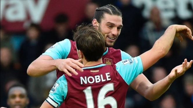 Pemain West Ham, Andy Carroll, rayakan gol bersama Phil Noble