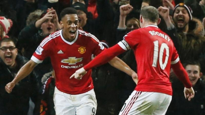 Anthony Martial (kiri) dan Wayne Rooney (kanan)