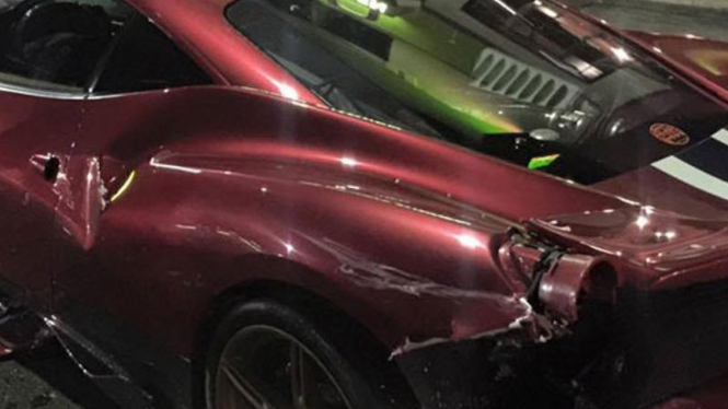 Ferrari langka yang ditabrak pegemudi wanita.