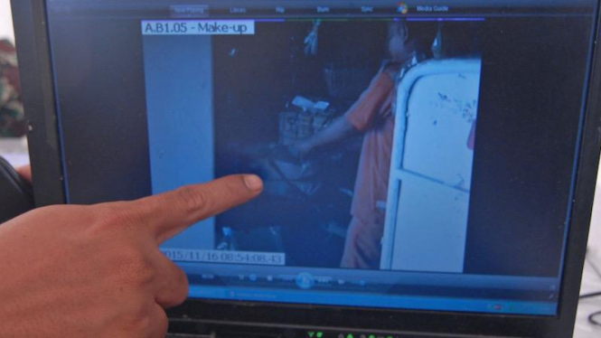 Rekaman CCTV porter bobol tas penumpang pesawat November 2015