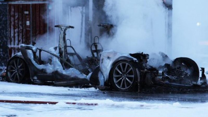 Tesla Model S yang terbakar di Norwegia.