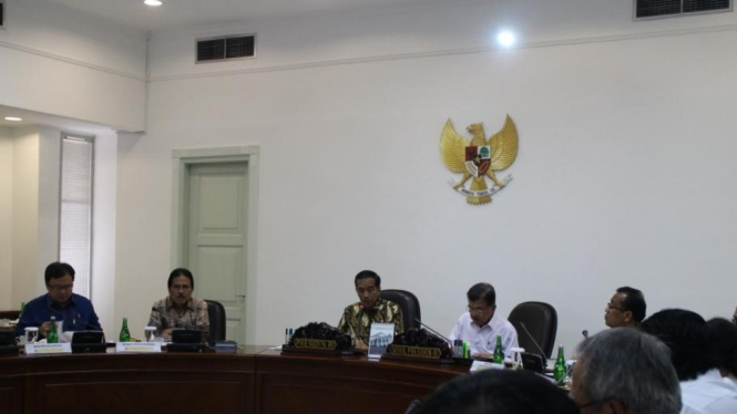 Presiden Jokowi memimpin rapat terbatas.