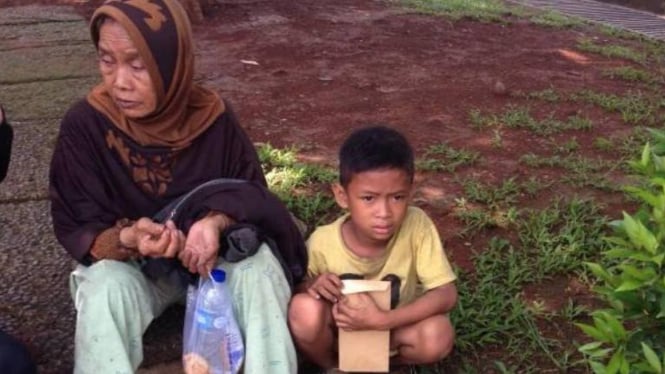 Nenek Rohaeti (72) bersama cucunya di Depok, Jawa Barat, Senin 4 Januari 2016