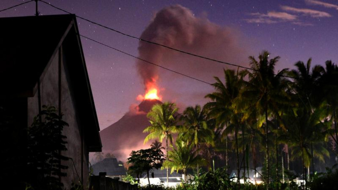 Gunung Soputan di Minahasa Tenggara mengalami erupsi