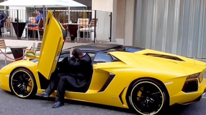 Petugas Valet dikerjai Lamborghini
