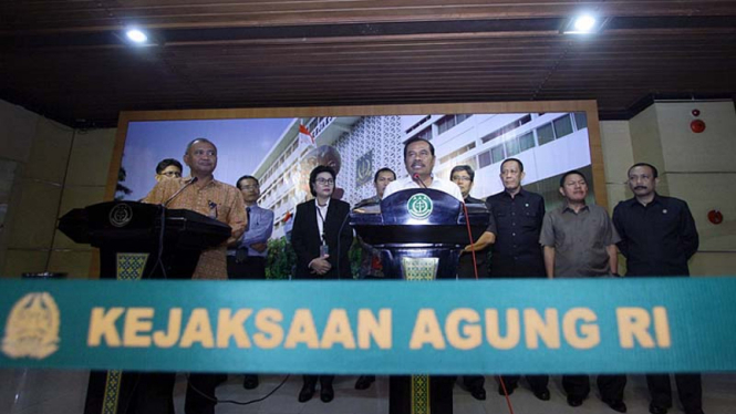 Jaksa Agung HM Prasetyo dan Ketua KPK Agus Raharjo beserta pimpinan KPK lainnya usai melakukan pertemuan tertutup di Gedung Kejaksaan Agung, Jakarta, Selasa (5/1/2015).