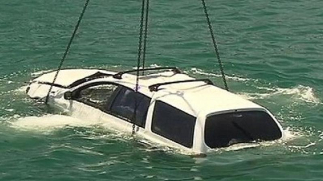 Mobil terjun ke laut