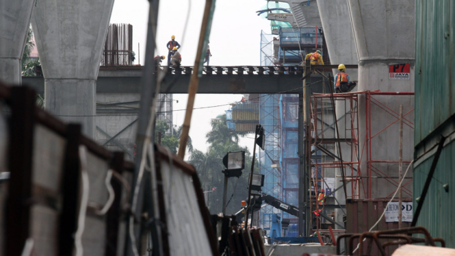 Pekerja menyelesaikan proyek pembangunan jalan layang busway Ciledug-Kapten Tendean di jalan Trunojoyo, Jakarta