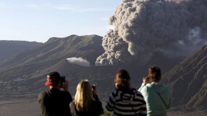 Para turis menyaksikan Gunung Bromo.
